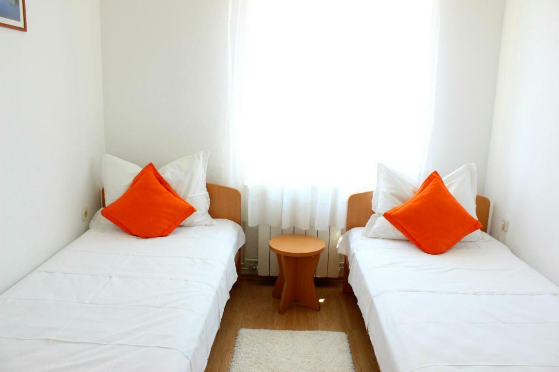 Apartments Marin Bol Bagian luar foto